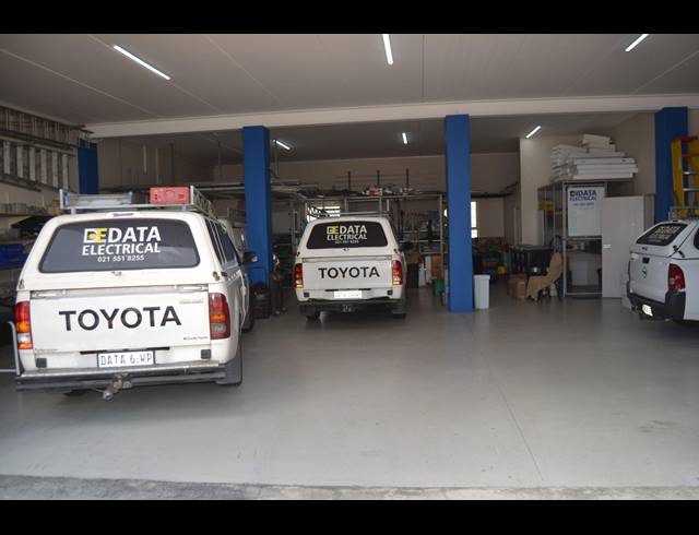 650M² WAREHOUSE FOR SALE IN KILLARNEY GARDENS